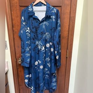 Pre-loved Long Sleeve Button front lounging robe. Unbranded, no size tag.